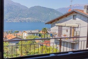 Ein Wohngebäude mit Balkon, Bergblick und Seeblick.