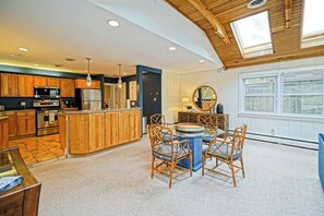 Microwave, stovetop, dishwasher, coffee/tea maker - New 2026 Rental! Namaste At the Bay Downtown Lewes (Lewes)