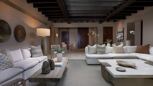 A modern living room with a sofa, coffee table, and decorative items. - Casa del Muelle in Punta Mita (Punta de Mita)