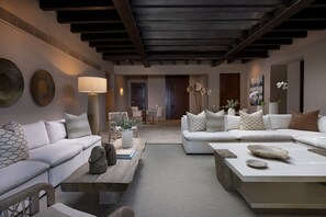 A modern living room with a sofa, coffee table, and decorative items. - Casa del Muelle in Punta Mita (Punta de Mita)
