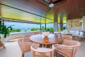A wooden ceiling, a round table with chairs, a sofa, and a view of the ocean. - Condo Ensue o in Punta Mita (Punta de Mita)