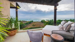 A balcony with a view of the sea, a sofa, a chair, and a potted plant. - Condo Las Olas in Punta Mita (Punta de Mita)