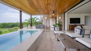 Ein moderner Außenbereich mit Pool, Holzboden und Sitzgelegenheiten.