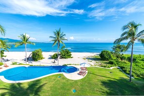 A swimming pool with a view of the ocean and palm trees. - Condo Clavel in Punta Mita (Punta de Mita)