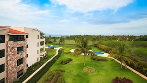 A modern hotel with a pool, lush greenery, and a clear view of the ocean. - Condo Gerbera in Punta Mita (Punta de Mita)