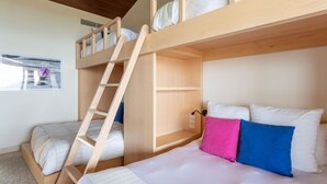Dormitorio con literas, escritorio y ventana con vistas.