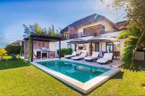 A house with a swimming pool, outdoor seating, and a thatched roof. - Villa Aguamarina in Punta Mita (Punta de Mita)