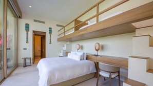 Ein modernes Hotelzimmer mit einem großen Bett, einem Schreibtisch, einem Stuhl und einer Treppe.