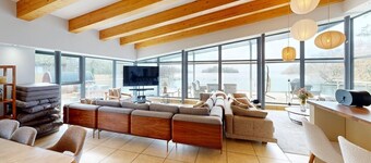  Luxury 3-bed lake house with sauna, jacuzzi, private boats and more.