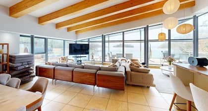 Luxury 3-bed lake house with sauna, jacuzzi, private boats and more.