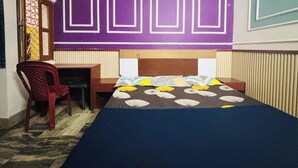 A room with a bed, a desk, and a chair. - Hotel Sagar Bela OD (Puri)
