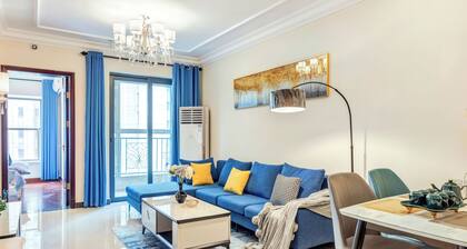 Charming 2-bedroom apartment with AC in vibrant Xi'an