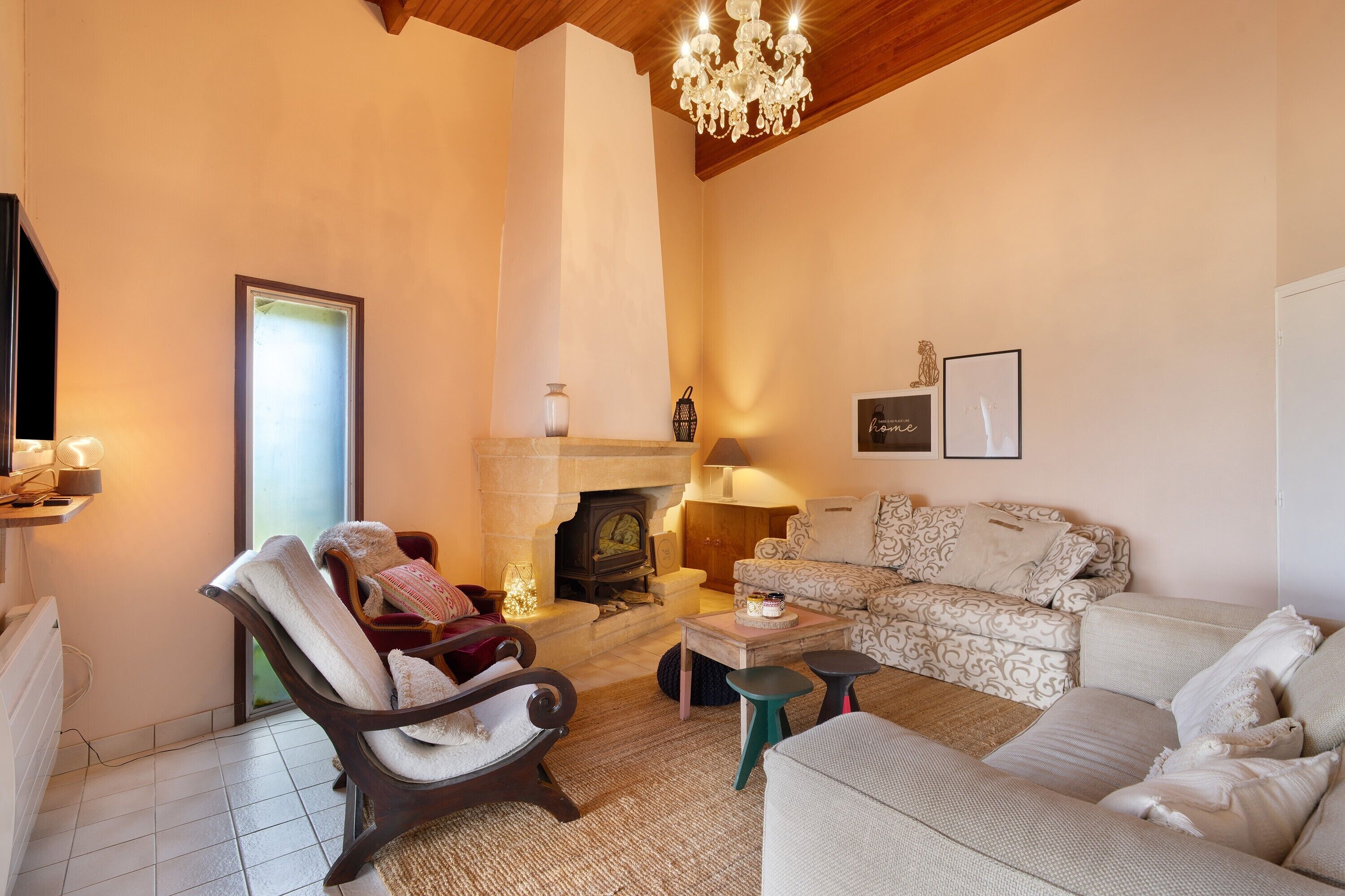 Televisión y chimenea 