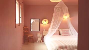 4 bedrooms, iron/ironing board, WiFi