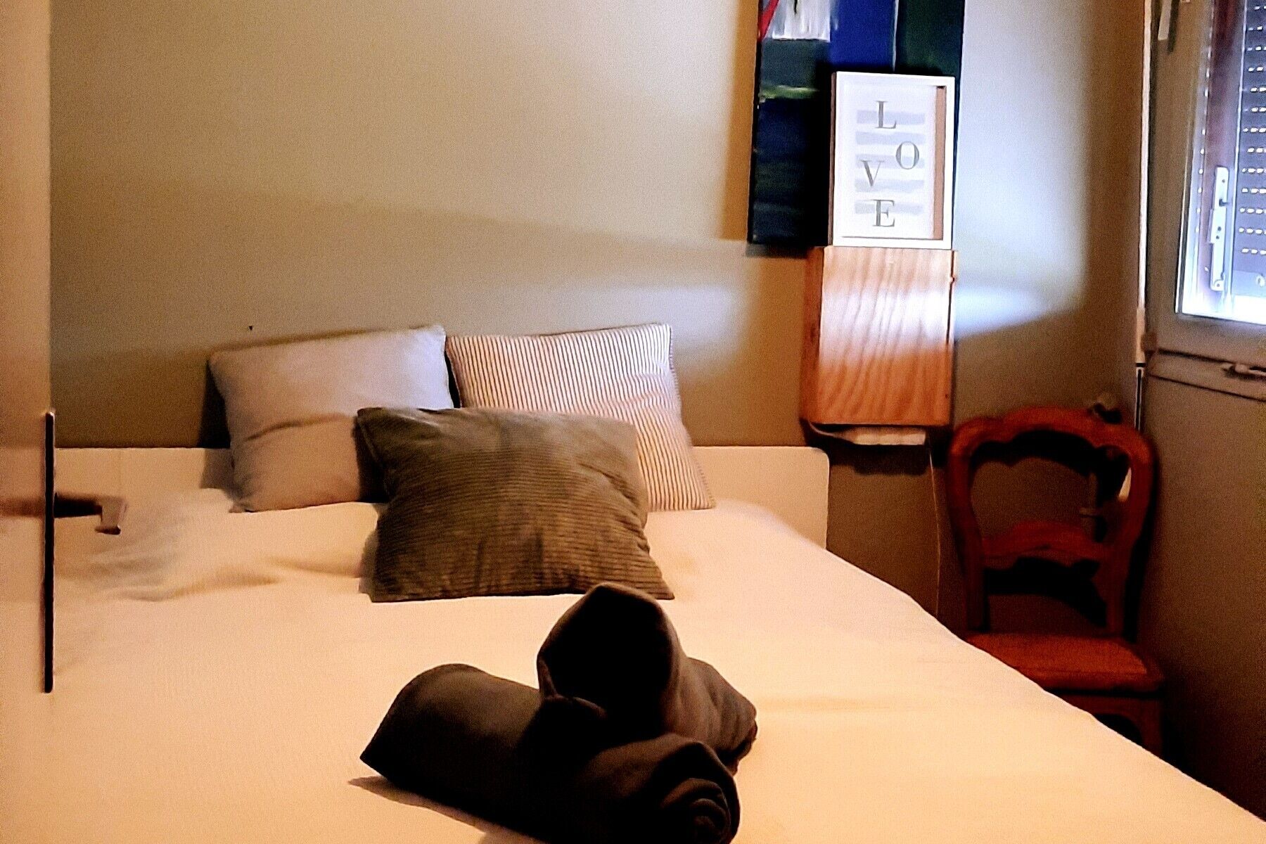 4 bedrooms, iron/ironing board, WiFi