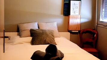 4 bedrooms, iron/ironing board, WiFi