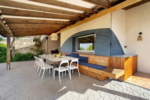 Outdoor dining - Villa with 360° Views, Private Pool, Lake View and Wi-Fi (Tombebœuf)
