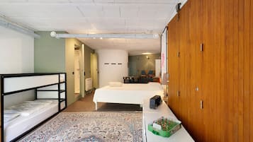 4 slaapkamers, een strijkplank/strijkijzer, wifi