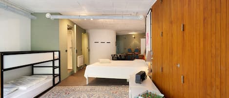 4 slaapkamers, een strijkplank/strijkijzer, wifi