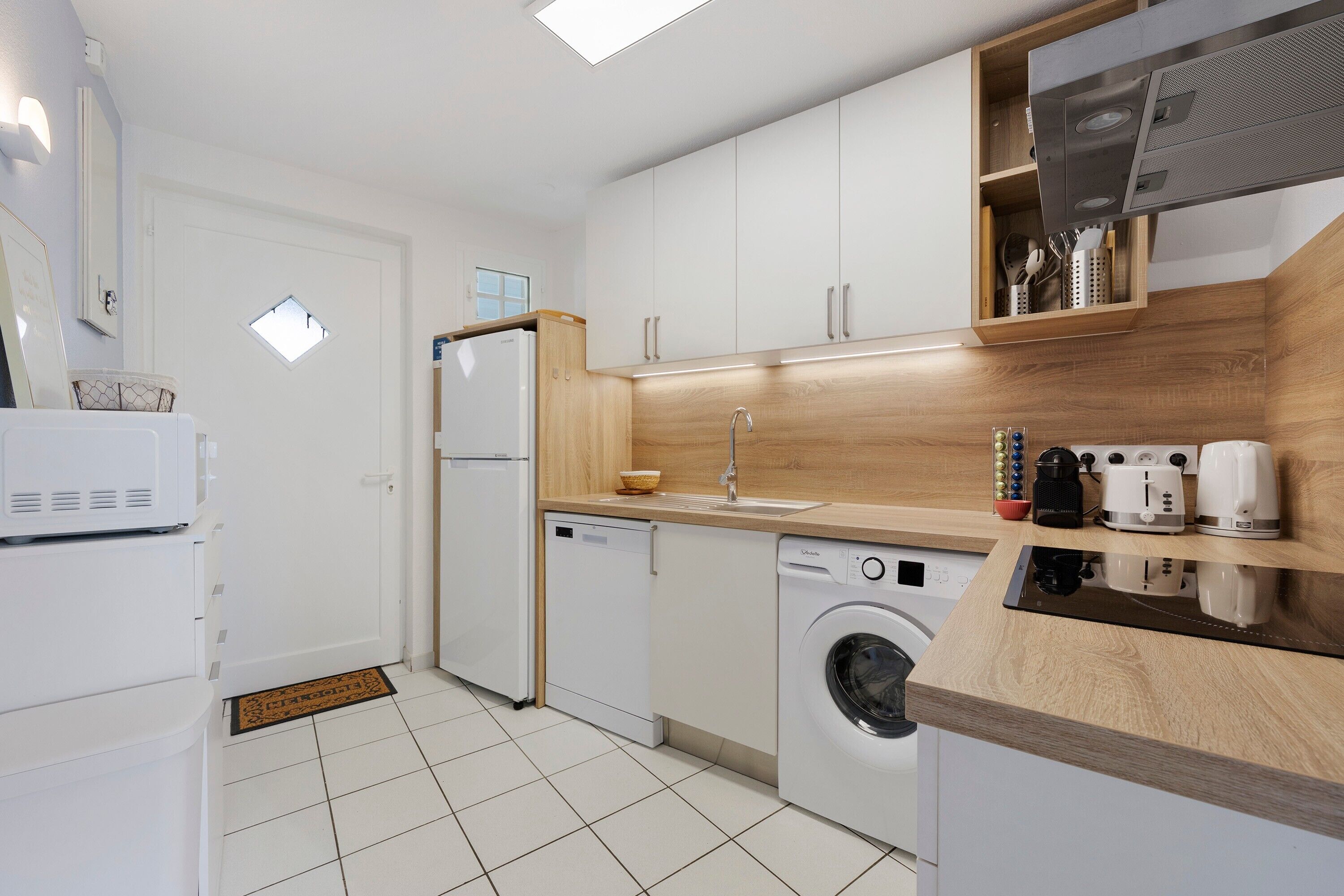 Fridge, microwave, stovetop, dishwasher