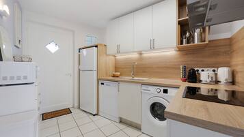 Fridge, microwave, stovetop, dishwasher