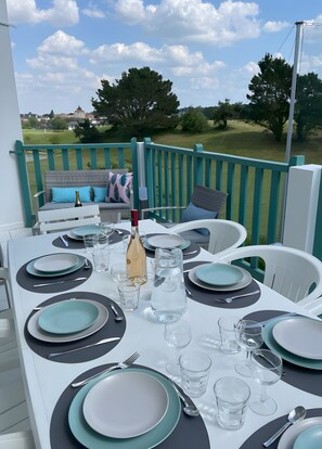 Outdoor dining - La Terrasse du Golf Bourgenay – Spacious Apartment with Large South-Facing Terrace (Talmont-Saint-Hilaire)
