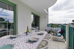 Outdoor dining - La Terrasse du Golf Bourgenay – Spacious Apartment with Large South-Facing Terrace (Talmont-Saint-Hilaire)