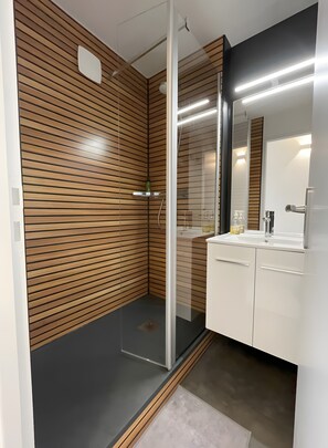 Bathroom - La Terrasse du Golf Bourgenay – Spacious Apartment with Large South-Facing Terrace (Talmont-Saint-Hilaire)