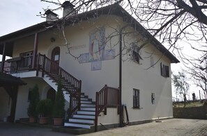 Exterior - Apartment 'Weingut Hochleiten Latemar' with Mountain View, Balcony and Wi-Fi (Pianizza di Sopra)