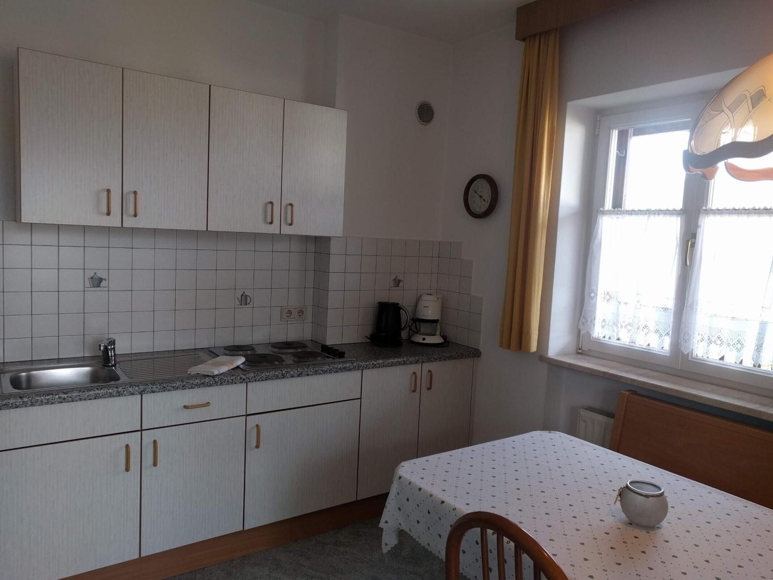 Fridge, stovetop, coffee/tea maker, electric kettle