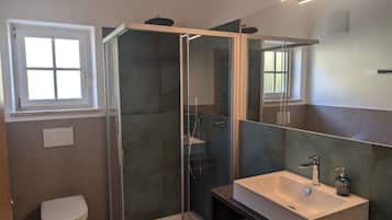 Douche, sĂšche-cheveux, serviettes fournies