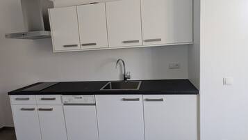 Een koelkast, een kookplaat, een koffiezetapparaat/waterkoker