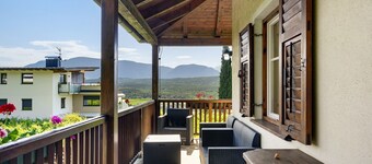 Apartment 'Weingut Hochleiten' with Mountain View, Balcony and Wi-Fi