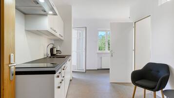 Kühlschrank, Herdplatte, Wasserkocher mit Kaffee-/Teezubehör