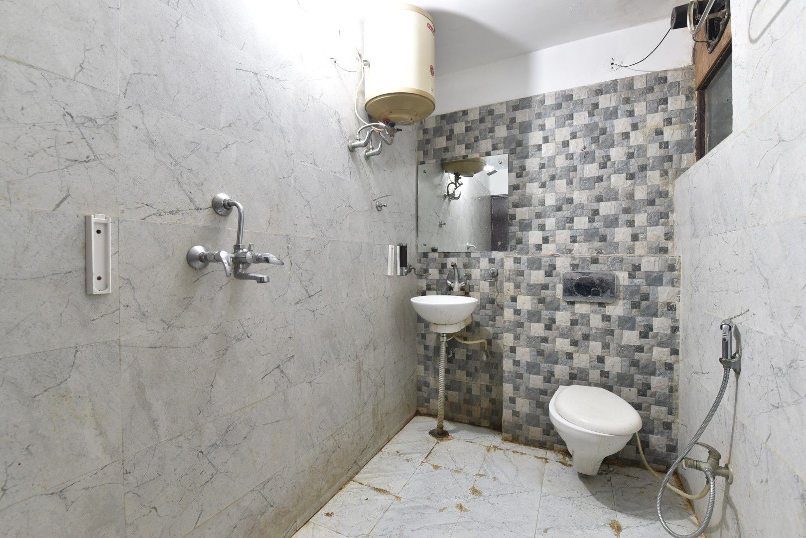 Un baño con inodoro, lavabo y ducha.