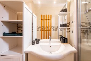 Shower, hair dryer, towels, shampoo - Air-conditioned 53 m² house for 6 guests – 20 m² terrace & plancha, just a few steps from the sea. (Valras-Plage)