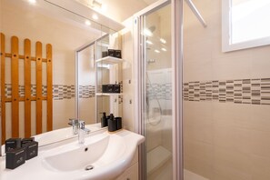 Shower, hair dryer, towels, shampoo - Air-conditioned 53 m² house for 6 guests – 20 m² terrace & plancha, just a few steps from the sea. (Valras-Plage)