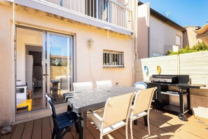 Outdoor dining - Air-conditioned 53 m² house for 6 guests – 20 m² terrace & plancha, just a few steps from the sea. (Valras-Plage)