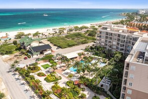 Ein Resort mit Pool, direkt am Strand und hoch aufragenden Gebäuden.