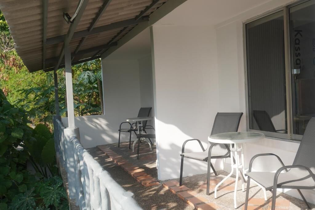 Kamar Double Superior, balkon, pemandangan laut | Tempat makan outdoor
