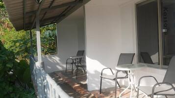 Kamar Double Superior, balkon, pemandangan laut | Tempat makan outdoor