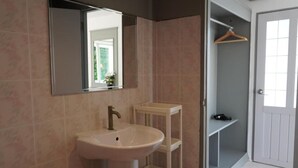 Ein Badezimmer mit Waschbecken, Spiegel und Ablagefläche.
