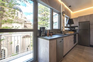 Fridge, microwave, oven, stovetop - Luxury Haven in the most ideal area of Athens 2 (Athina)