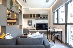 TV - Luxury Haven in the most ideal area of Athens 2 (Athina)