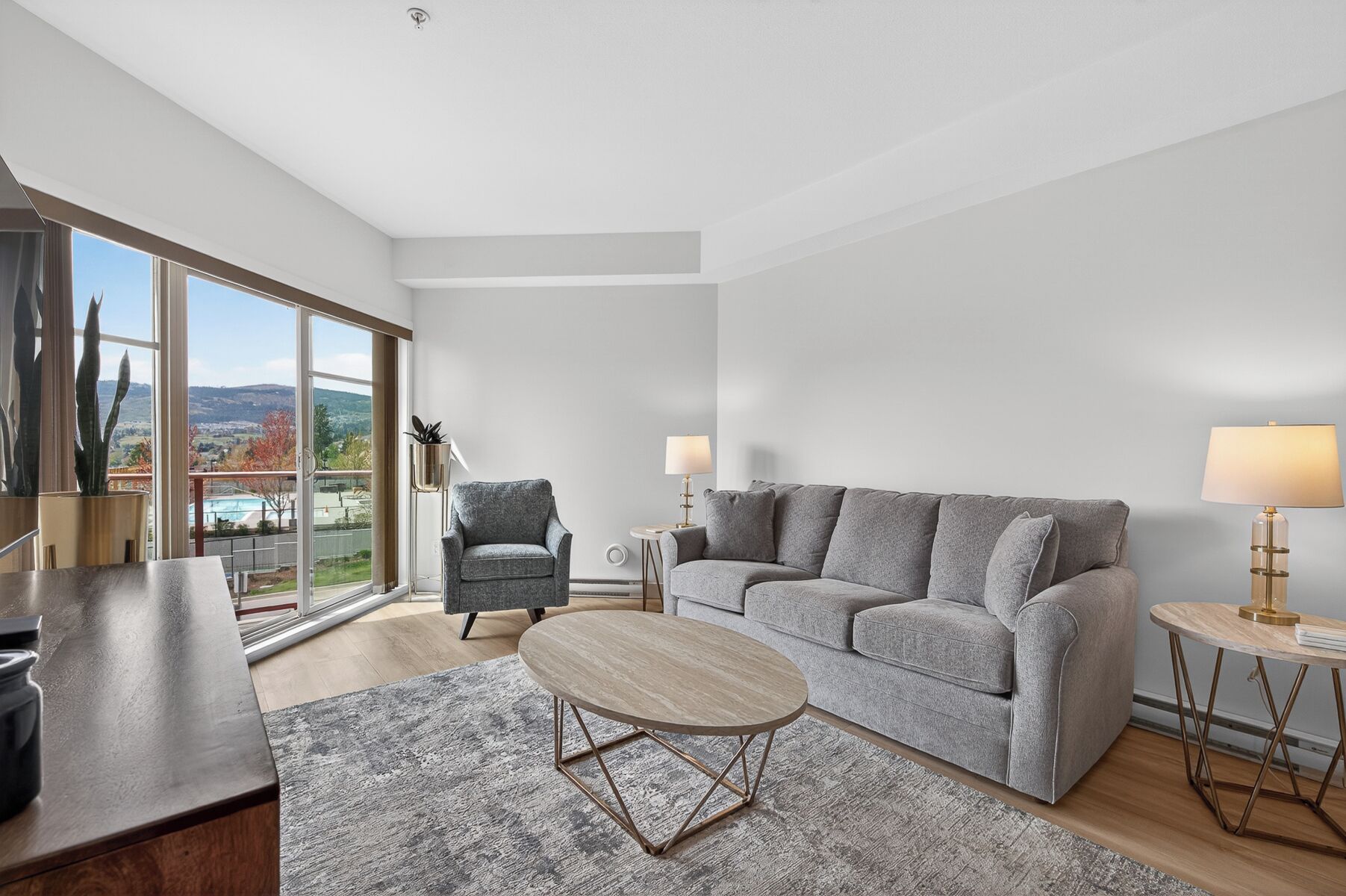 Apartament Deluxe, 1 dormitori, accés a la piscina, vistes parcials al llac | Sala d'estar | Televisor intel·ligent de 55 polzades amb canals per cable 
