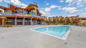 Seasonal outdoor pool, open 6:00 AM to 10:00 PM, sun loungers - Spectacular View 1 Bdrm (West Kelowna)