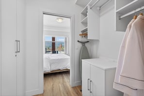 Appartement Deluxe, 1 chambre, accÚs à la piscine, vue partielle sur le lac | Décor unique, ameublement unique, fer et planche à repasser