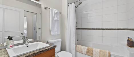 Deluxe Apartment, 1 Bedroom, Pool Access, Partial Lake View | Bathroom | Combined shower/bathtub, free toiletries, hair dryer, towels