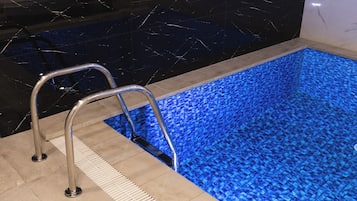Couples treatment rooms, sauna, steam room, body treatments