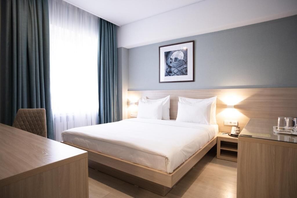 Quarto casal standard, vista para o pátio | Roupas de cama premium